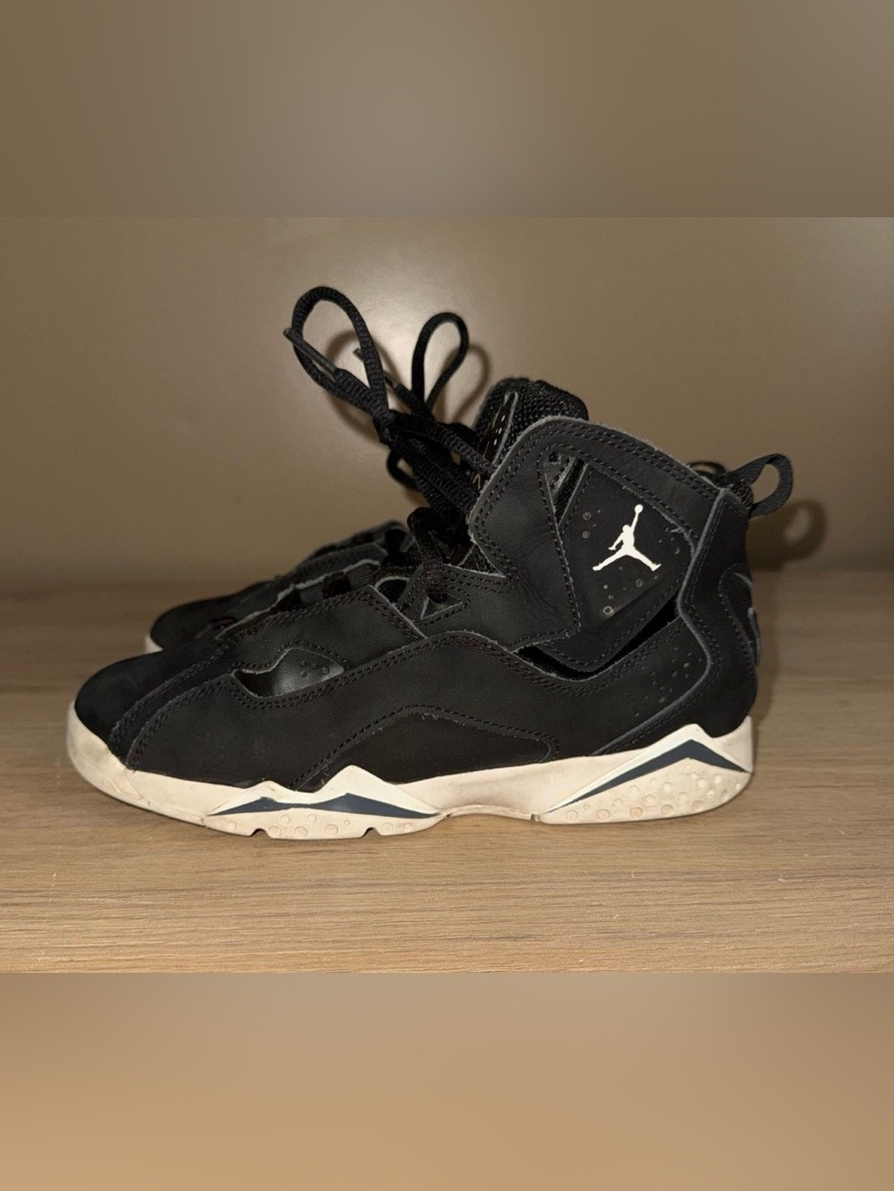 AIR JORDAN True Flight Kids Shoes. Size 2.5Y.